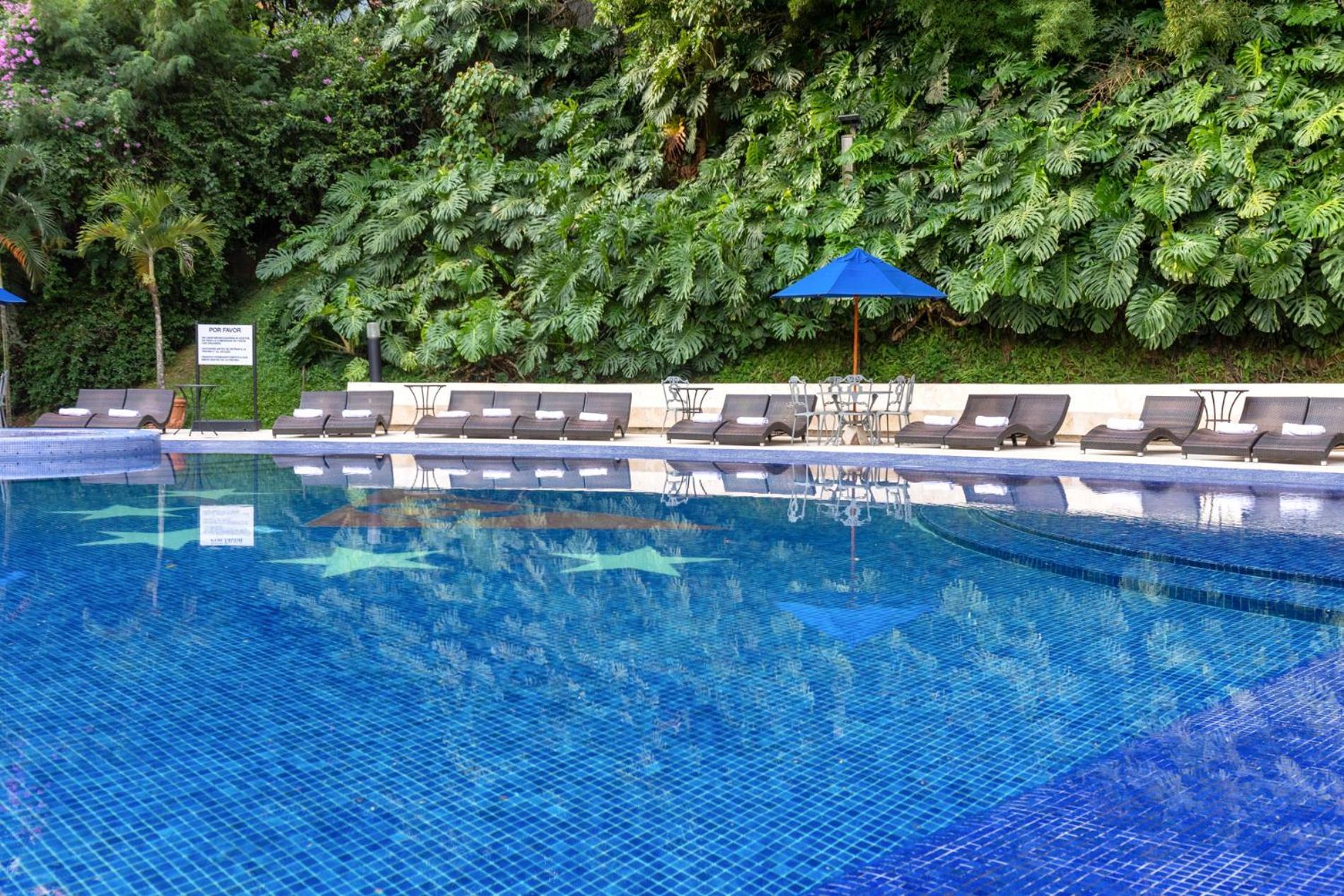 Hotel Dann Carlton Belfort Medellín Esterno foto Swimming pool at the hotel